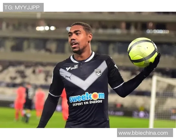 足球明星与孩子们亲密互动传递梦想与希望的温暖时刻