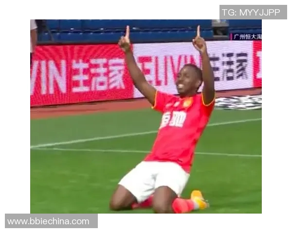 足球明星跪滑海报引发热议展现运动员的坚持与奋斗精神